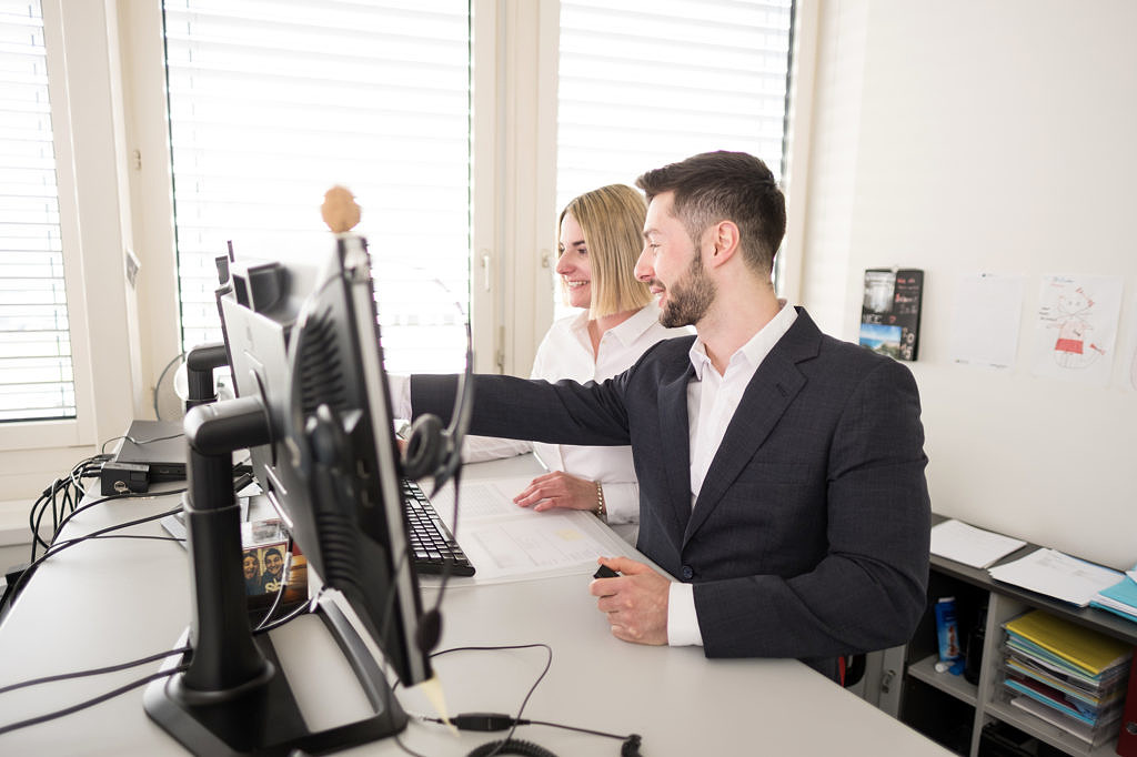 Mitarbeitende der Axians IT&T AG bei der Arbeit für unsere Kunden