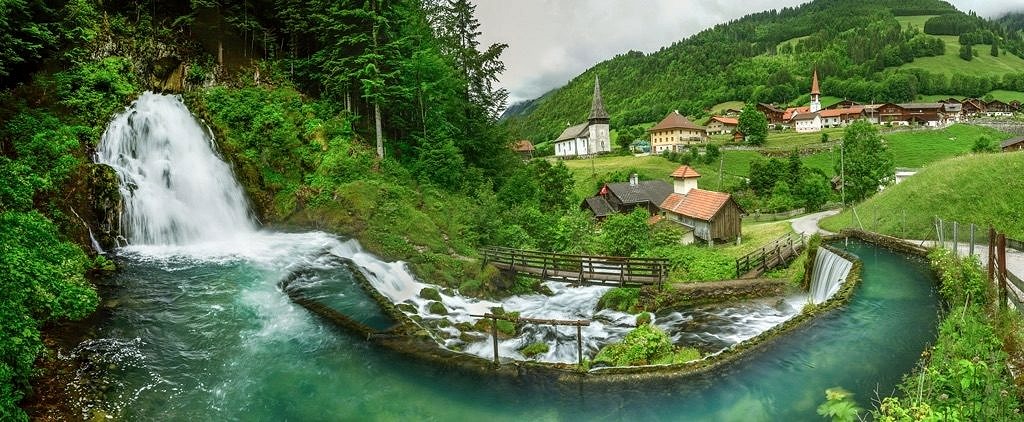Jaun_Dorf mit Wasserfall