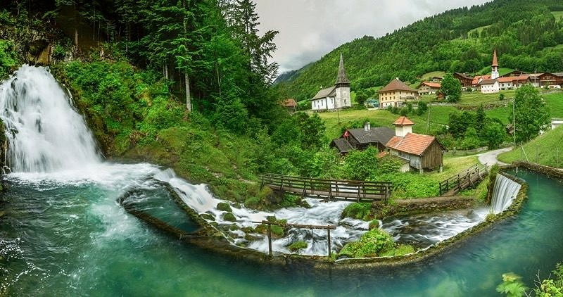Jaun_Dorf mit Wasserfall