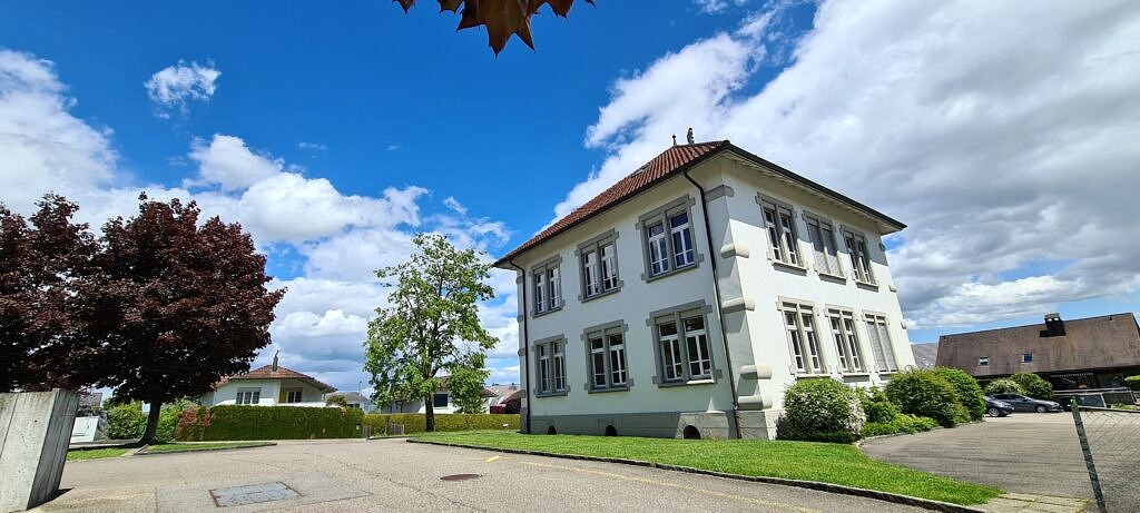 Die Gemeinde Merenschwand, eingebettet in die parkähnliche Reusslandschaft und angelehnt an die Ausläufer des Lindenbergs, bietet seinen rund 3'700 Einwohnern in den Dorfteilen Merenschwand, Benzenschwil und Rickenbach eine hohe Lebensqualität. Schweizweite Bekanntheit erlangte die Gemeinde als Heimatort der ehemaligen Bundesrätin Doris Leuthard. www.merenschwand.ch